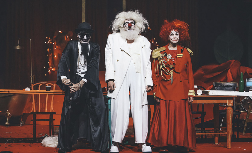 Черная кошка, белый кот