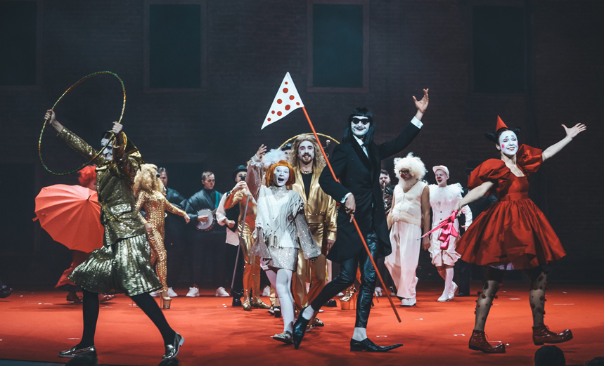 Черная кошка, белый кот