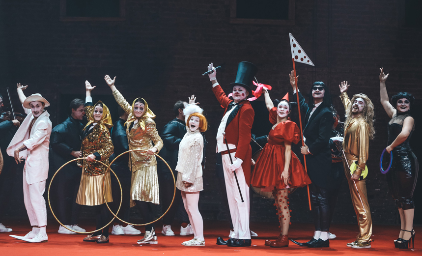 Черная кошка, белый кот